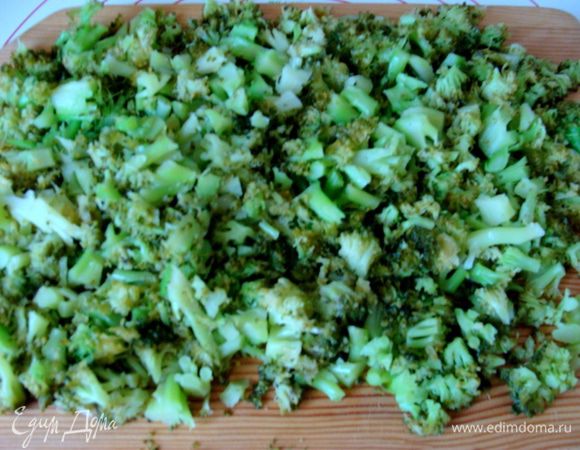 Брокколи, разделить на соцветия, обрезать все толстые стволы. Опустить в подсоленную кипящую воду на 2-3 минуты. Слить на друшлаг. Потом порубить брокколи ножом.