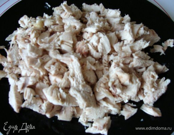 Отварную куриную грудку мелко порезать. (грудка должна быть уже соленая)