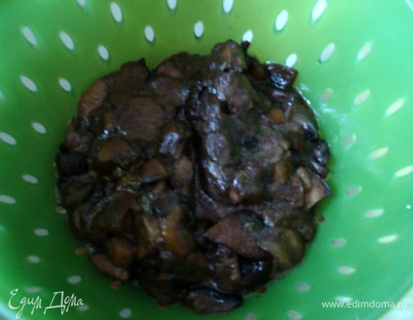 У меня были замороженные жареные грибы ( подойдут белые или подберезовики). Такие остается только разморозить.