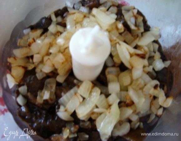 Поместить в блендер, туда же добавить обжаренный лук.