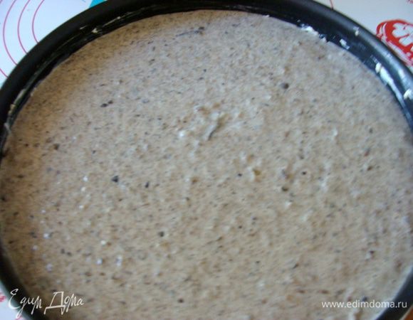 Сметану взбить с яйцами, солью и крахмалом (2 ст/л с верхом). Небольшую часть оставить, остальное смешать с грибной массой, взбить миксером, вылить поверх куриной грудки.