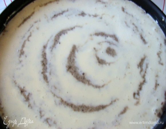 Оставшуюся сметанно-яичную смесь вылить сверху. Запекать при 200* 15 минут, потом огонь убавить до 160*, выпекать еще 20 минут, последние 10-15 минут, я выпекала уже при 130-140* 
У меня форма 26 см, пирог высокий получается, если он низкий, время понадобиться конечно меньше.