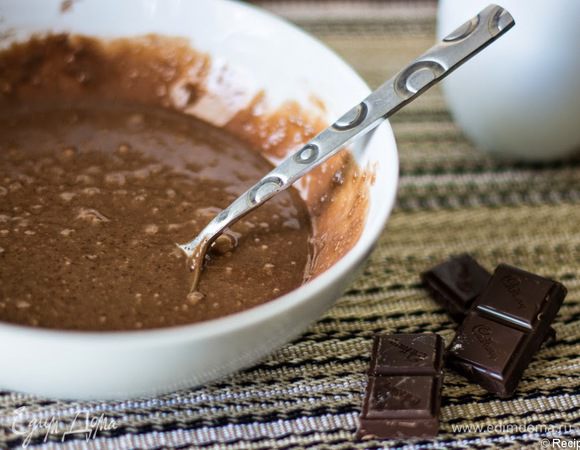 В миске смешаем муку, разрыхлитель, какао и сахар. Добавим сливки, яйцо, масло и ваниль. Перемешаем все до однородной массы. Следите, чтобы не осталось комочков. Если вам кажется, что тесто недостаточно жидкое, добавьте еще одну ложку сливок.