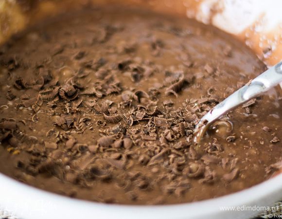 На крупной терке натрем шоколад и аккуратно все перемешаем. Шоколад трём перед самым запеканием.