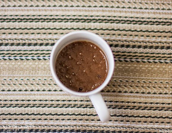 Смажьте кружку маслом (дно и стенки полностью, до самого верха, это важно) и вылейте в нее смесь. Кружка должна быть заполнена наполовину. Ну, может, чуточку больше.