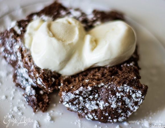 А можно вынуть (пройдитесь ножом в кружке вокруг кекса), разрезать и украсить. И подавать с мороженым, это самый вкусный вариант

Поверьте, читали вы дольше, чем будете готовить!:-) 