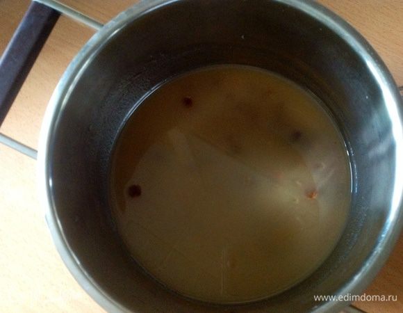 Итак, замочим изюм в кастрюльке в яблочном соке на 10 минут, затем добавляем сахар, ставим на огонь и доводим до кипения. Перемешиваем все и остужаем. 

