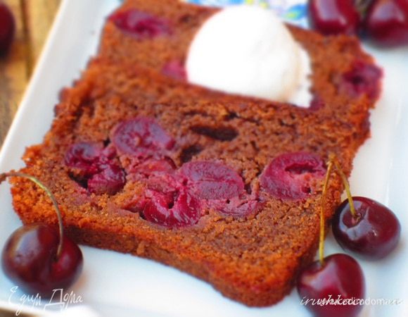 Выпекать в разогретой до 180 °С духовке 50 -55 минут до сухой шпажки.Остудить и подавать с мороженым.Приятного аппетита:))