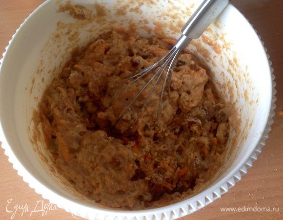 Перемешиваем морковь с мучной смесью и добавляем яблочный сок и сахаром и изюмом. Если смесь суховатой получается, можно еще добавить  яблочного сока.  Затем добавляем  растительное масло, перемешиваем как следует и оставляем тесто на 10 минут. При желании добавляем грецкий орех (предварительно измельчить). 