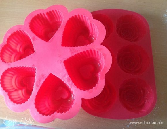 У меня полученной смеси хватает на 12 маффинов (но формочки достаточно "вместительные"), а так может и больше. Маффины в процессе выпекания поднимутся, так что тесто раскладываем, немного не доходя до верха. 