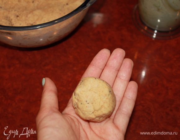 Отщепить небольшое кол-во теста, скатать в шарик и руками образовать круглый пласт.