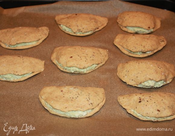 Ближе к краю выложить начинку. Накрыть вторым краем. Получаются полумесяцы.