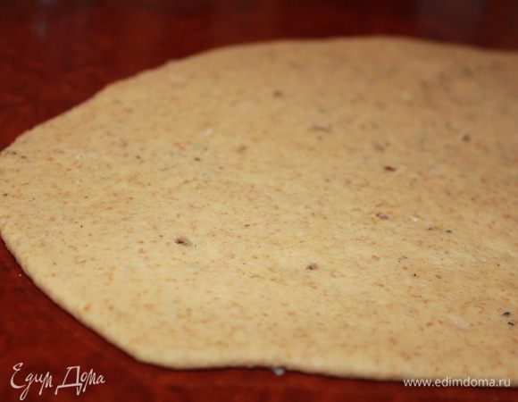 Тесто также можно раскатывать скалкой, всё отлично получается. 