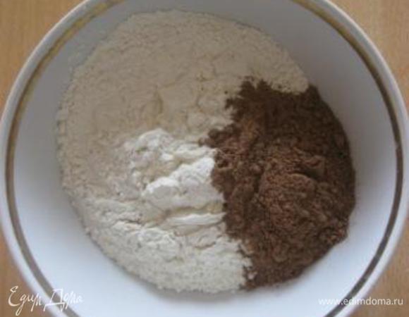 В миске смешать муку, соль и какао. Перемешать.