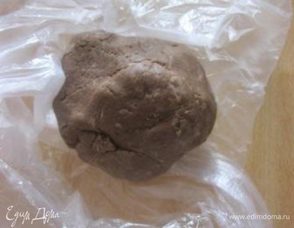 К сливочной массе добавить мучную, быстро замесить однородное тесто. 
Завернуть в пищевую пленку.
Убрать в холодильник на 1 час.