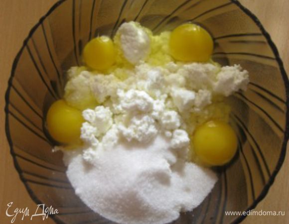 Начинка:
В миске соединить творог, яйца , сахар и ванилин.
Перемешать.