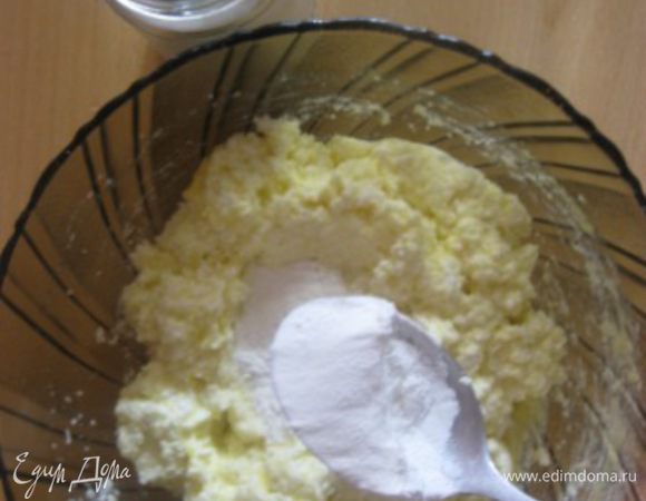 Добавить крахмал, еще раз перемешать.