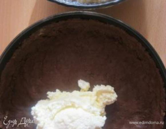 Выложить начинку на тесто.