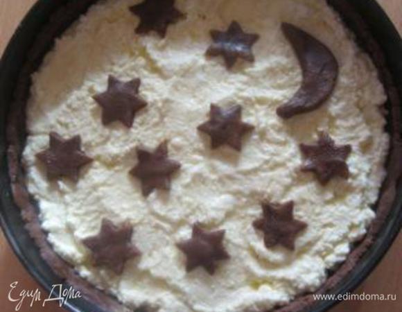 Разложить заготовки поверх начинки.
Выпекать пирог в духовке, разогретой до 180 С, 60 минут.