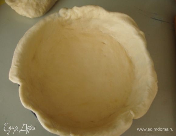 Форму смазываем обильно. Тесто разделяем на 2 части. Причем одна должна быть больше другой. Большую раскатываем и устилаем в форму, не забывая сделать бортики.