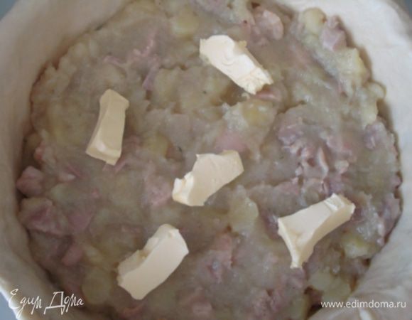 Добавляем начинку и пару кусочков сливочного масла (можно и без него)