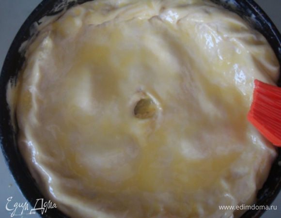 Смазываем желтком для придания румяной корочки.
Отправляем в духовку на 30 минут при 180 градусах. Ориентируйтесь на свою духовку - как зарумяниться - минут 5 и готово.