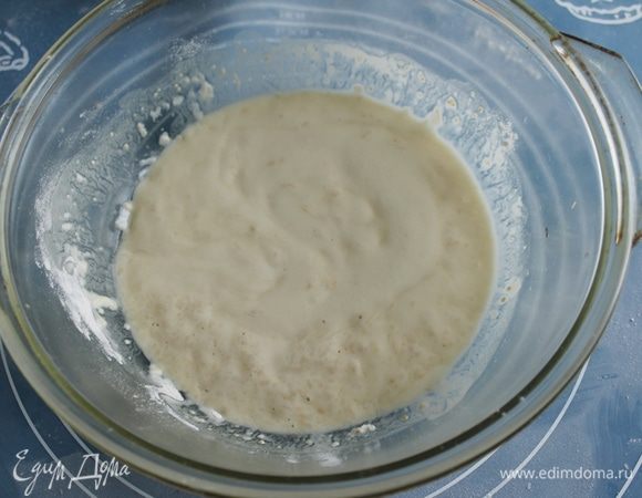 Опара: В воде растворить сахар, дрожжи, добавить муку. Перемешать и поставить в теплое место на 15-20 минут до появления пенящейся «шапочки».
В это время грецкие орехи измельчить. 
Чернослив порезать. Если он жесткий, т необходимо замочить в кипятке и затем обсушить.
