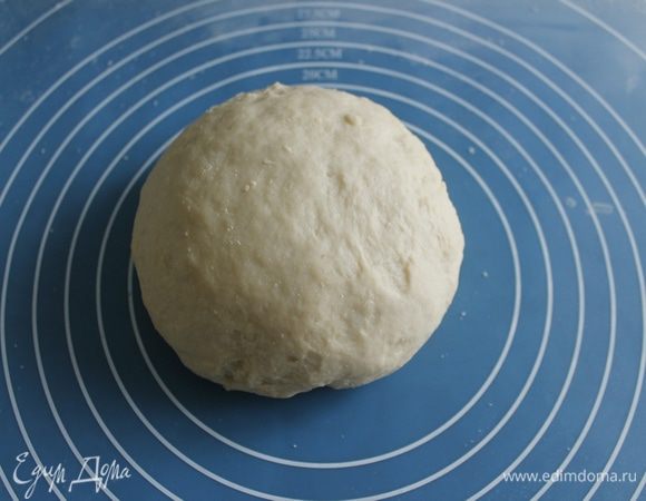 В опару добавляем воду, мягкое масло, муку, сахар, соль. Замешиваем тесто 
гладкое, не липнущее к  рукам.После окончания замеса оставить тесто  на 10 минут.