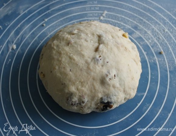 добавить грецкие орехи и чернослив.Оставить тесто  на 10 минут