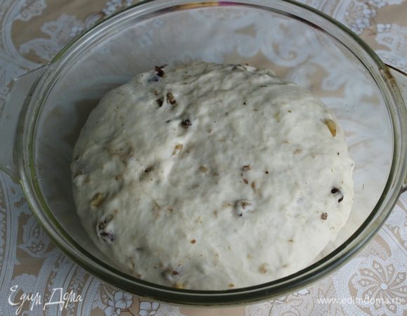 Придать тесту форму плоского круга, толщиной 1,5-2см и уложить на противень( я положила в форму).Накрыть полотенцем и оставить в теплом месте на 1 час.