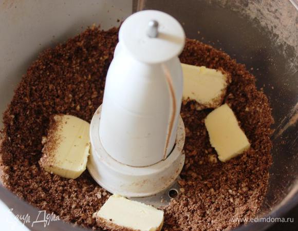 Фундук подсушить на сухой сковороде, очисть от шелухи. Измельчить орехи и печенье в крошку. 
Вместо шоколадного печенья можно взять обыкновенное, только добавить 1 ст. л какао при измельчении. Добавить к крошке размягченное масло и хорошенько перемешать, чтобы тесто образовывало в руках ком.


