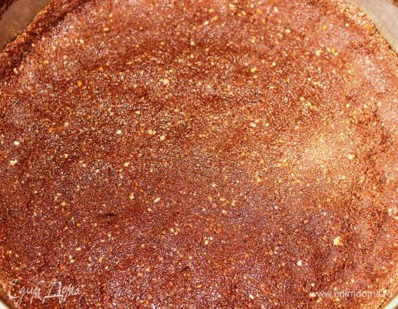 Дно разобранной разъемной формы выложить пергаментной бумагой, форму собрать, торчащие края бумаги не обрезать, чтобы легче было снимать пирог с пергамента.
Выложить массу в форму, формируя бортики и поставить в холодильник.