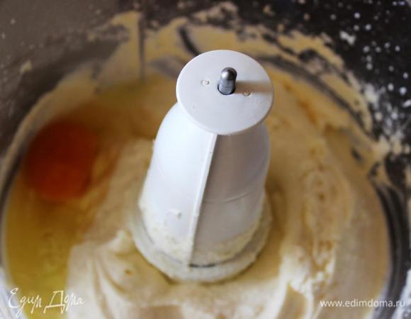 Добавить по одному яйца, каждый раз перемешивая. 