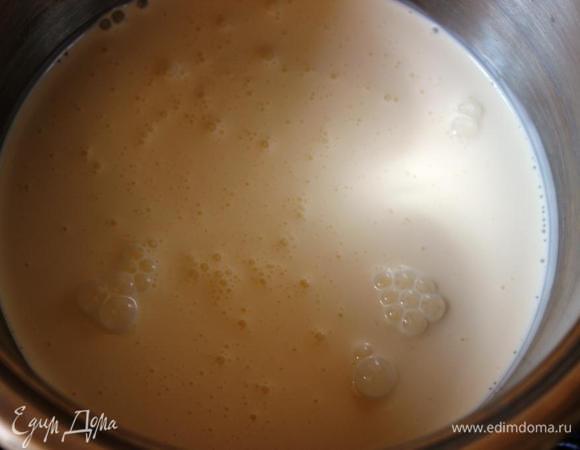 В это время готовим крем-брюле.
Разогреть в кастрюле сливки с сахаром, постоянно помешивая. Как начнут пузыриться по краям кастрюли, снять с огня. 