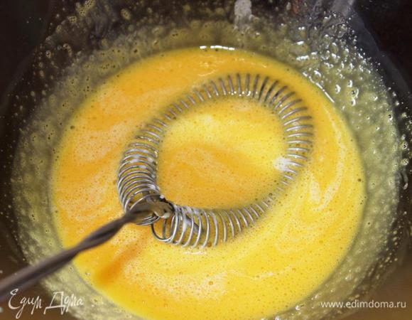 Хорошенько взбить венчиком желтки.