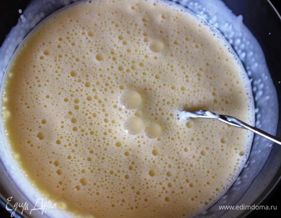 Добавить столовую ложку сливок в желтки, перемешивая венчиком. Затем постепенно тонкой струйкой влить все сливки, постоянно взбивая смесь. Дать остыть.