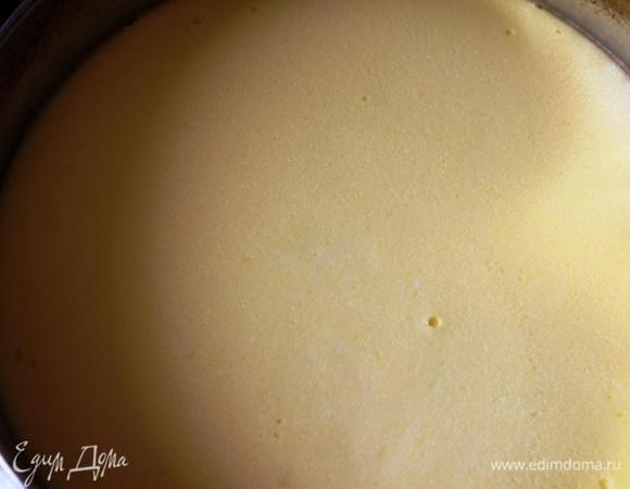 Достать чизкейк из духовки. Подождать минут 5, чтобы поверхность чизкейка выровнялась. 