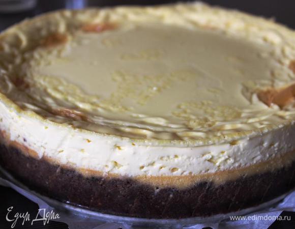 Затем достать его и полностью остудить при комнатной температуре. Снять боковую часть формы, проведя аккуратно по краю ножом, и поставить в холодильник на ночь. 
Это условие обязательно, только так чизкейк приобретет необходимую структуру.