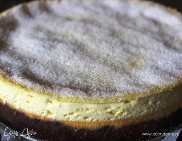 На утро или незадолго до подачи посыпать пирог ровным слоем сахара (4-5 ст.л.) и при помощи горелки сделать карамельную корочку. 
А если такой штуковины нет, как в моем случае, то поставить чизкейк в разогретую до 250 градусов духовку на функцию гриль и следить за процессом карамелизации. 

