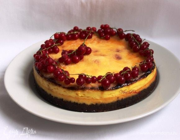 Очень аккуратно перекладываем чизкейк на блюдо, снимая бумагу (лучше с помощниками).
И украшаем по желанию ягодами/фруктами. 
Идеальна будет малина или красная смородина, как в моем случае.