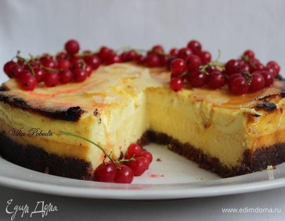 Отрезаем кусочек лакомства, разбив ложечкой или ножом карамельную корочку, так как просто разрезать будет трудно.....