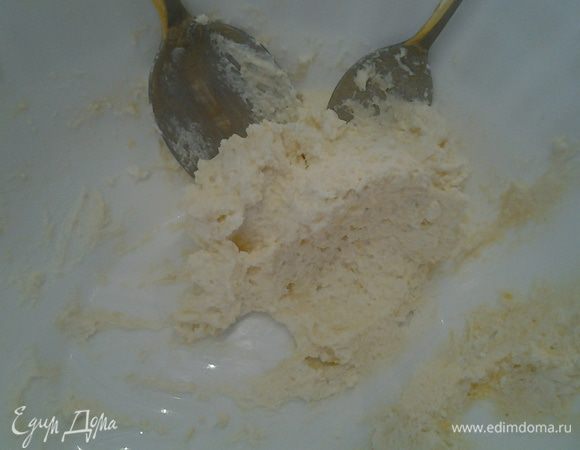 Творог, яйцо, манную крупу, муку, сахар и ванилин тщательно перемешать.