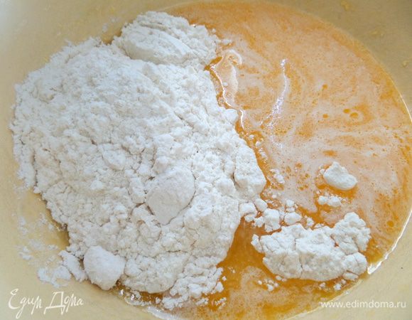Масло немного остудить и всыпать по частям муку. Муки возьмёт может и больше,тут зависит от плавкости сыра и сочности лука,раз уж мы его добавили)))