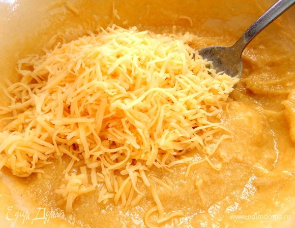 Высыпаем тёртый сыр,перемешиваем.