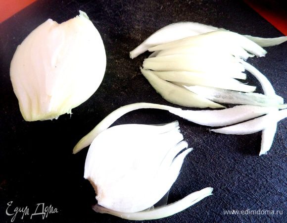 Луковые чипсы...кто про них не слышал! Почему бы не воспользоваться идеей? нарежем мелко небольшую луковку.