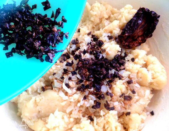 Далее покромсала вяленые томаты (они у меня без масла,сухие в пакетике,держу в холодильнике),