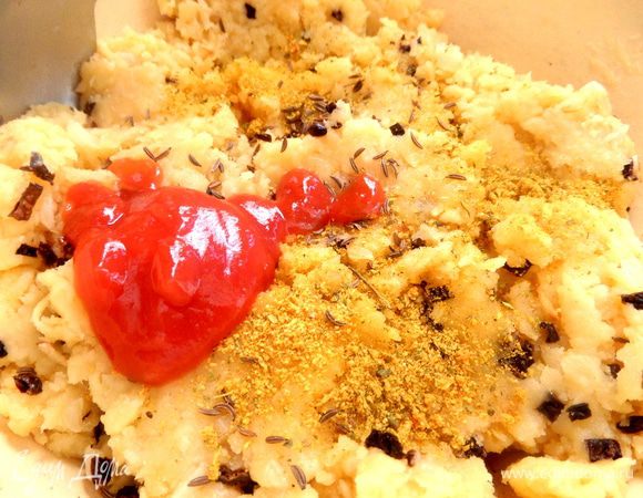 Для цвета добавила ложку кетчупа (но не обязательно),тмин и как обычно овощные приправы с солью. Можно добавить чили в порошке.