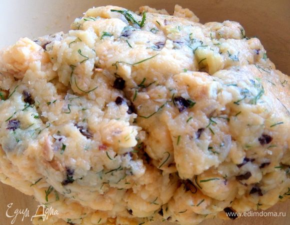 Замешиваем тесто,похожее на заварное. Оно должно быть как пластилин...Если слишком мягкое,добавьте муки.