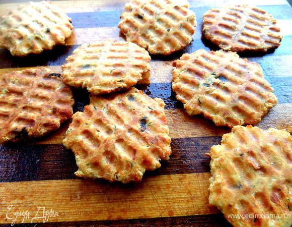 Накрываем,жарим минутку,переворачиваем,жарим снова минутку и снимаем чипсинки с вафельницы.