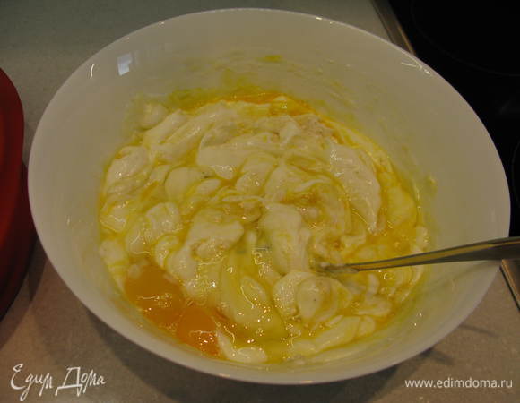 Все ингредиенты тщательно перемешиваем. Тесто полчается жидкое. 